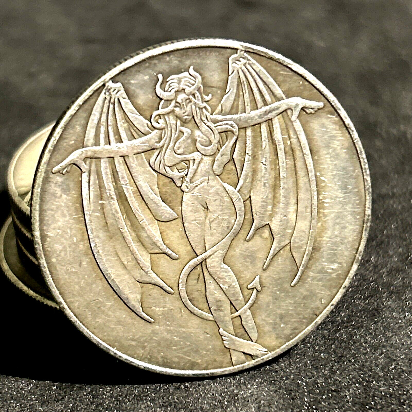 Фэнтезийный крылатый ангел-дьявол, новинка, монета-жетон «Удача возвращается назад» — фотография 1 из 11
