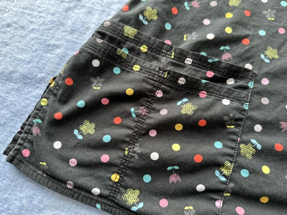 Blusa Médica Dickies para Mujer Talla Mediana. Negro con lunares y flores. Foto 2 de 4