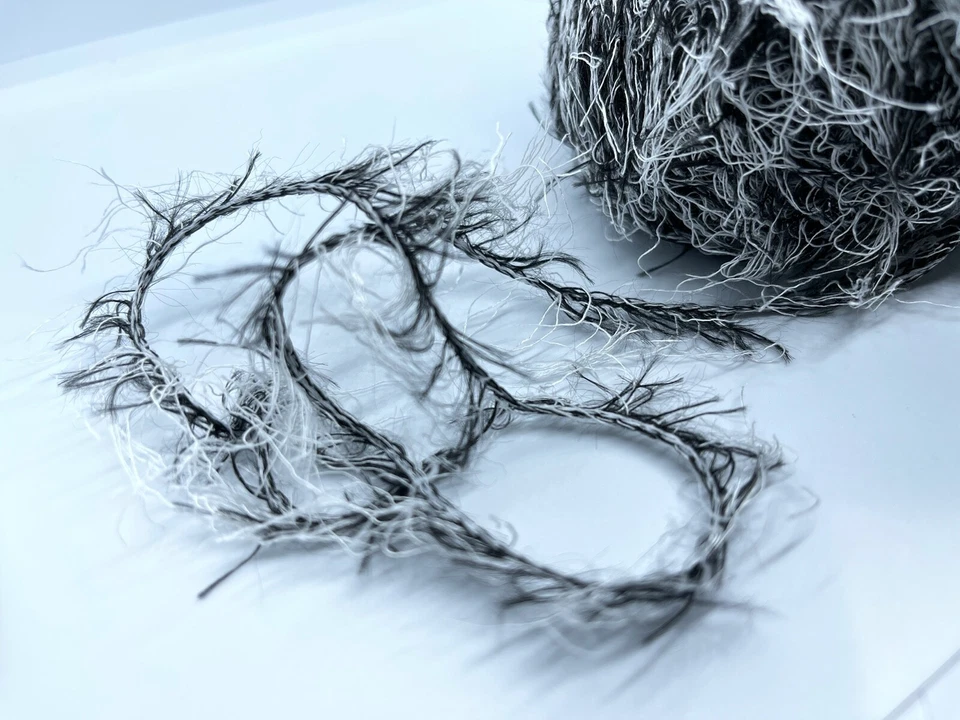 Hilo de pestañas de mezcla de algodón #70909 hielo voluminoso blanco y negro imitación piel 50 gr 54yds Foto 2 de 4