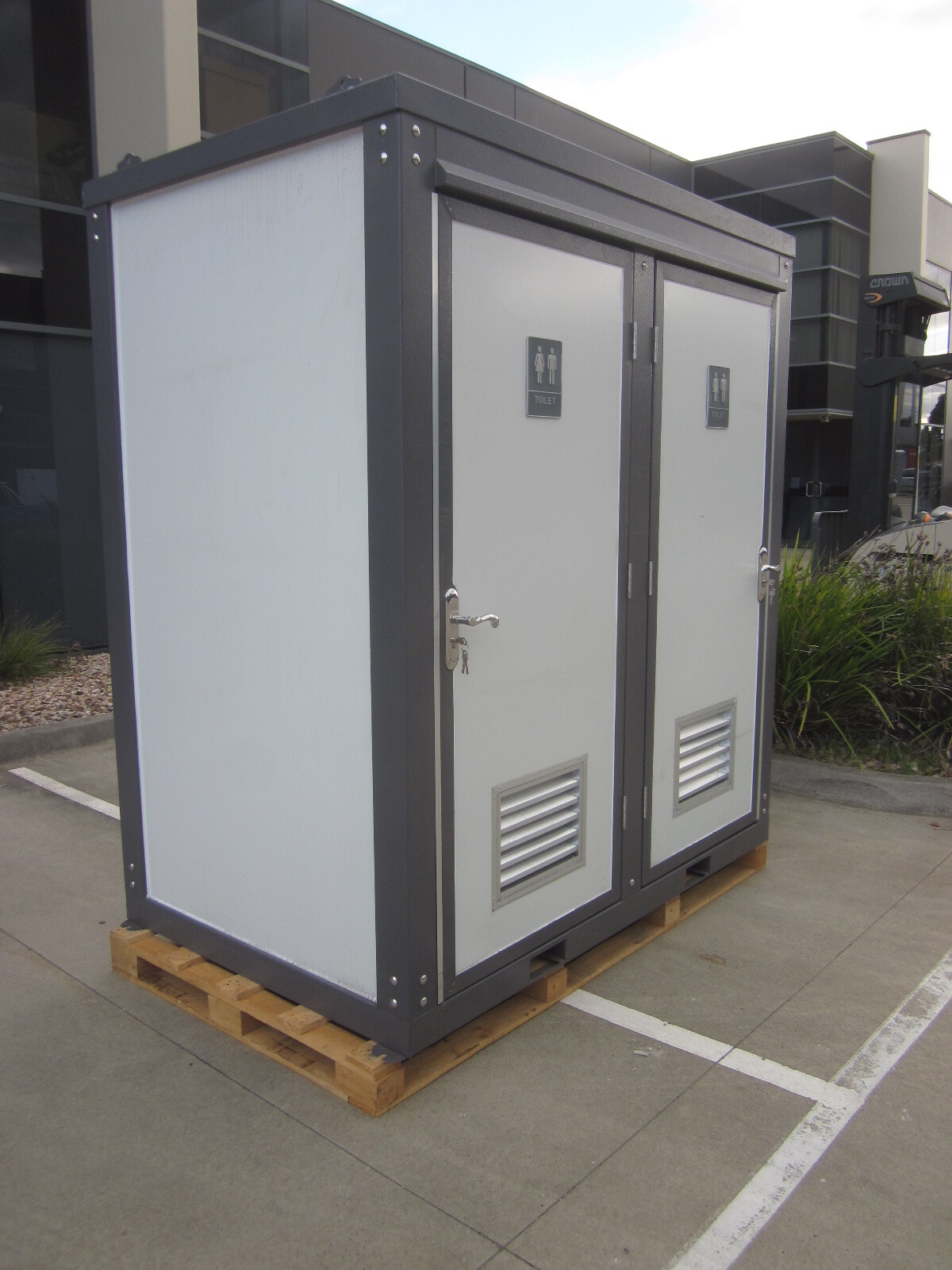 PORTABLE DOUBLE TOILET, BATHROOM BUILDING, TRANSPORTABLE TOILET BLOCK