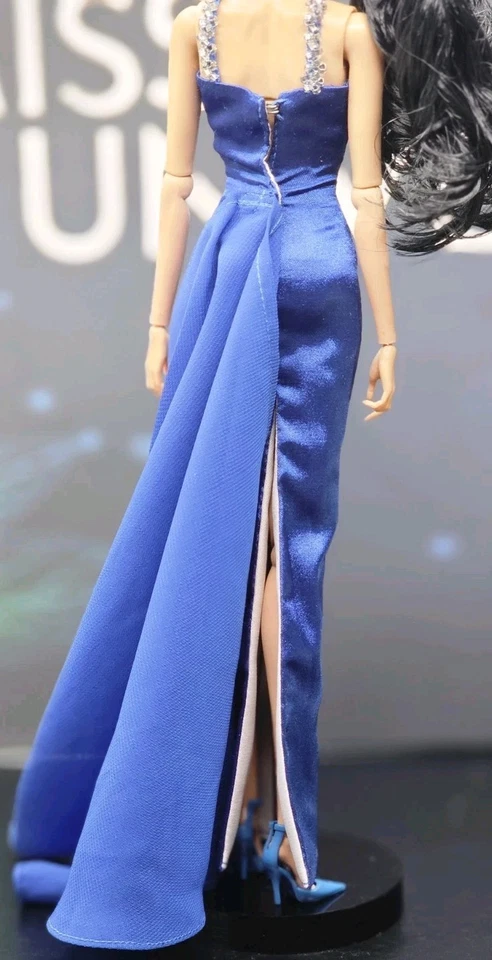 Vestido realeza de moda único en su clase. Se adapta a la mayoría de las muñecas de 11 1/2" a 12" Foto 4 de 4