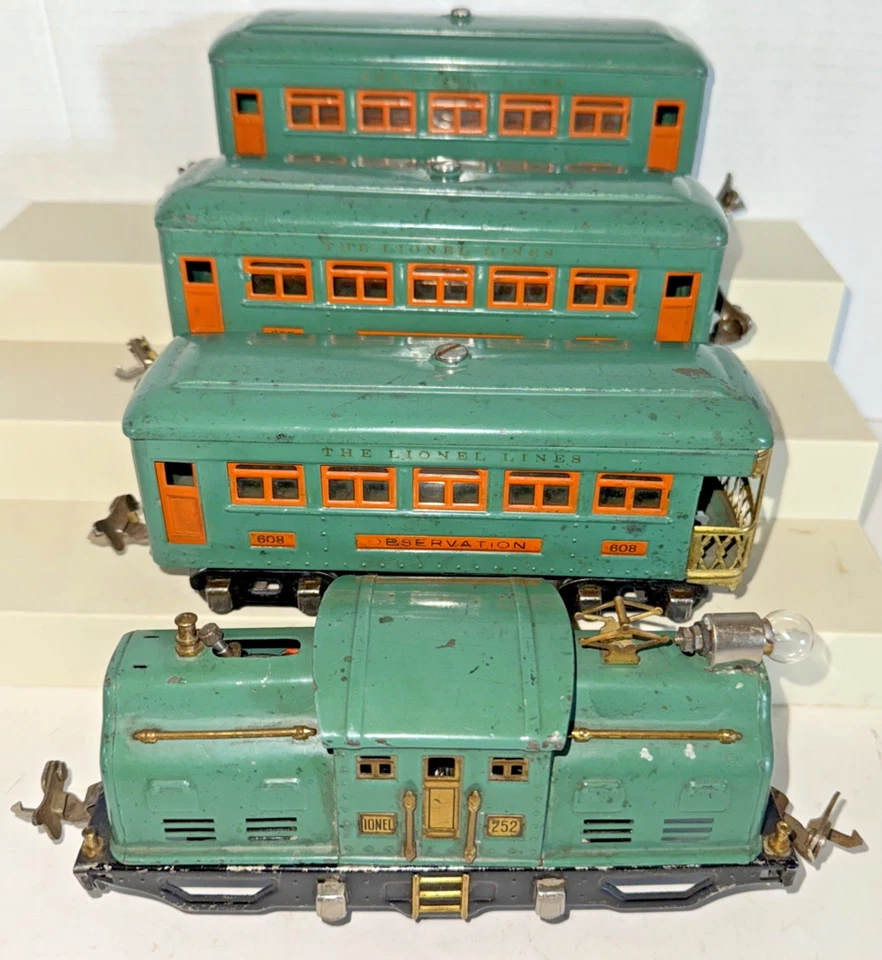 LIONEL PREWAR O GAUGE 252 ELECTRIC LOCO  & 2-607, 608 LIGHTED PASSENGER CAR SET - Image 3 of 4