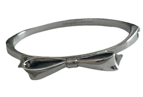 BRACCIALE bracciale Kate Spade fiocco note d'amore incernierato New York tono argento