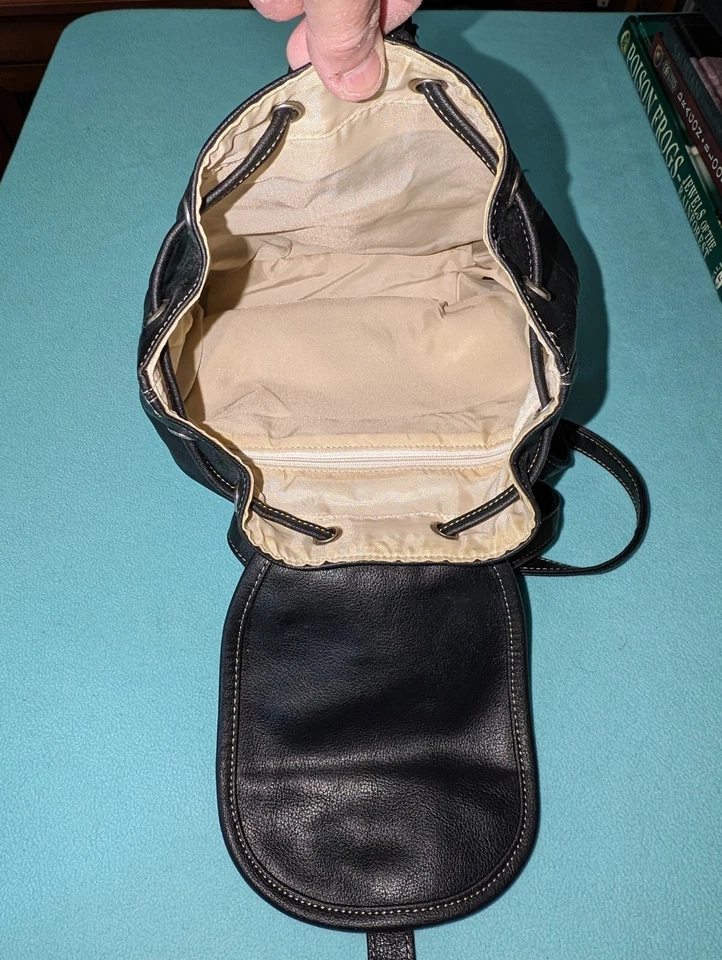 Mochila grande de cuero granulado sintético negro GUESS de colección con cordón Foto 2 de 4