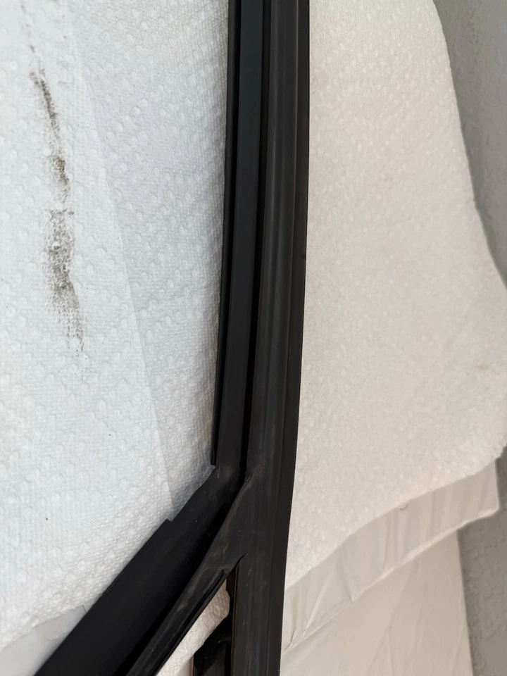 Goma guía canal ventana original BMW E46. Sedán 330xi pasajero Foto 4 de 4