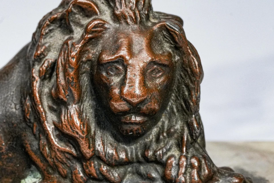 Majestuosa antigua estatua de león de bronce escultura sobre base de mármol pisapapeles decoración Foto 3 de 4