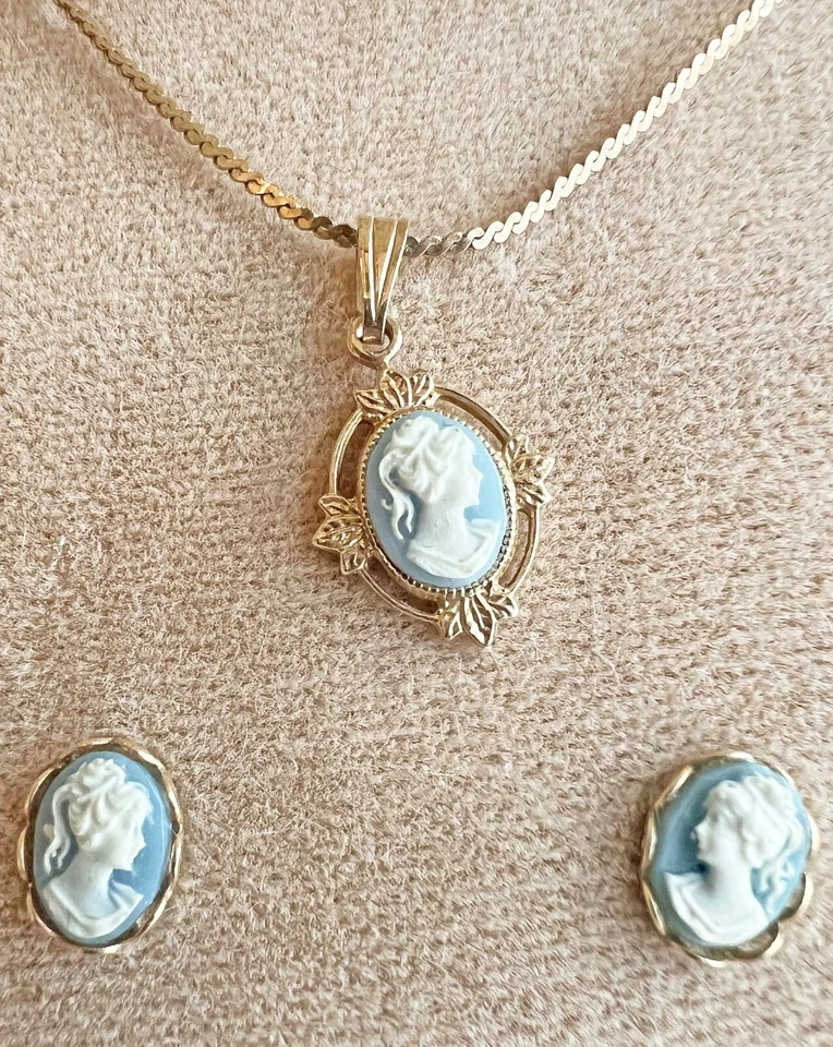 Essence Child Youth Plastic Cameo Earring Set In Box - Image 2 of 4