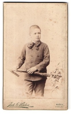Fotografie Joh. E. Hahn, Wien, Mariahilferstrasse 105, Portrait halbwüchsiger K 