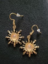 Boucles d’oreilles pendantes Soleil doré et saumon – Acier – Bijoux des Lys