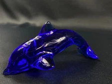 Sujet animalier en cristal teinté bleu signé DAUM au dauphin