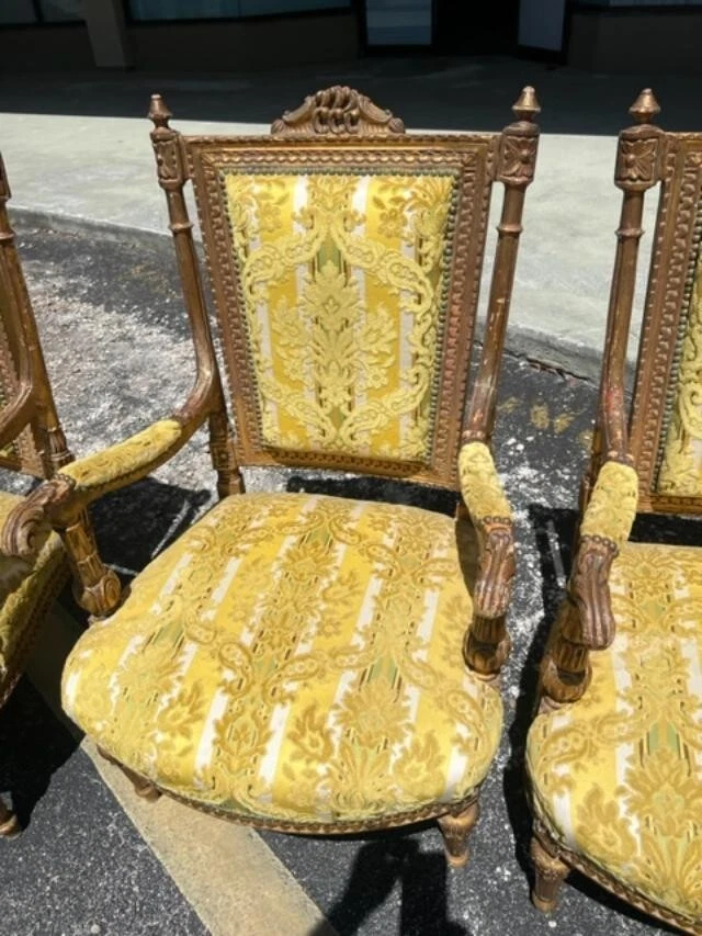 Antiguo par de fauteuils de madera dorada estilo Luis XVI Foto 2 de 4