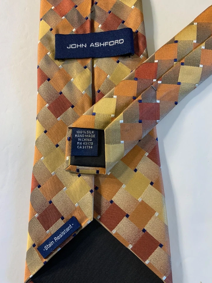 Corbata de seda John Ashford dorada, oxidada, bronceada estampada 3 1/2” x 59” resistente a las manchas Foto 2 de 4