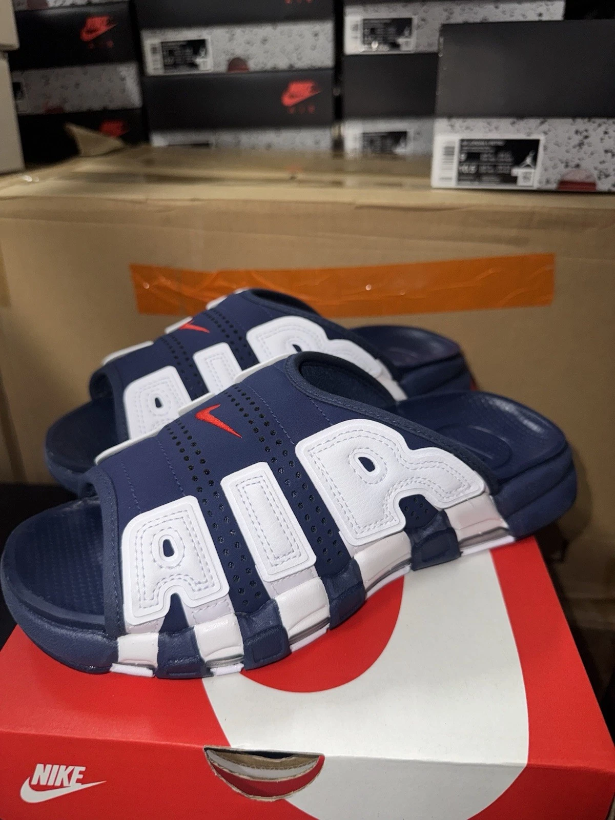 Scivolo Nike Air More Uptempo FQ8700 400 Olympic Uomo Taglia 11 Nuovo