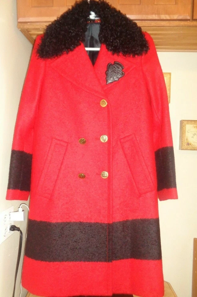 GUCCI AUTHENTIC RED ALPACA FUR TRIM ICONIC RARE LOGO PATCH COAT SZ 42 - Image 2 of 4