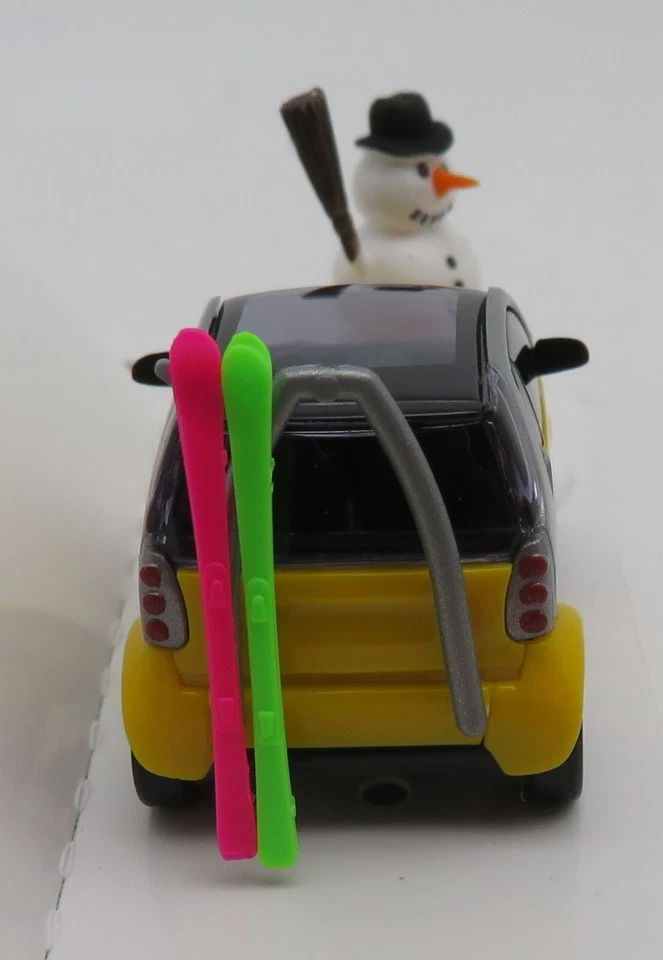 Rara Busch Ho 1/87 Smart City Coupé Gialla + 2 Sci + Pupazzo di Neve #48918 Box - Immagine 2 di 4