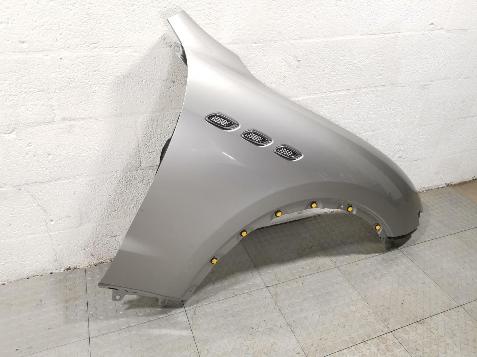 Maserati Levante 3.0 L AWD 2017 Front Right Silver Color Fender Cover OEM