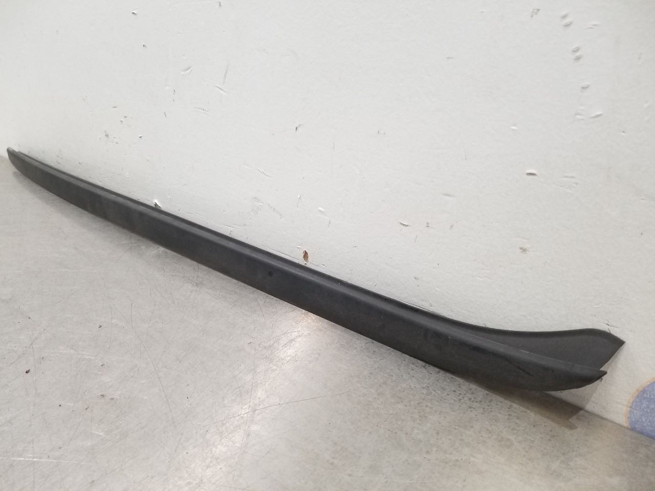 17 BENTLEY BENTAYGA EXTERIOR A PILLAR WINDSHIELD POST TRIM RIGHT PASSENGER