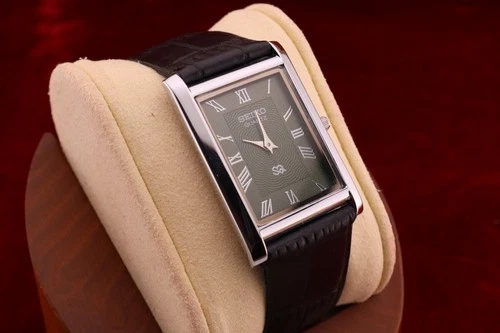 ⌚✨ Vintage Seiko Slim Quartz Gentlemen's Green Dial ,Black Dress Watch