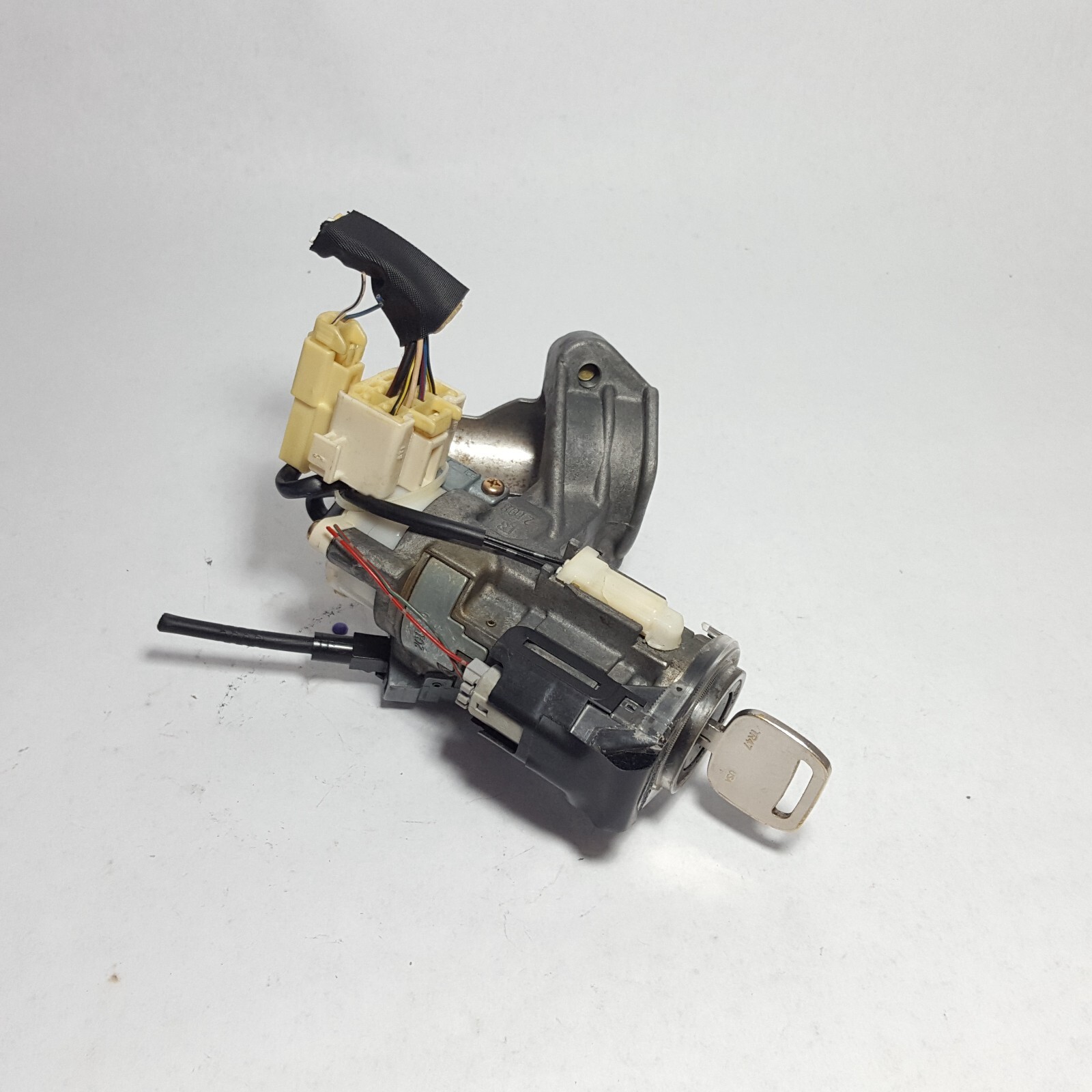 20022006 Toyota Camry Ignition Lock Cylinder Switch Assembly Key Used