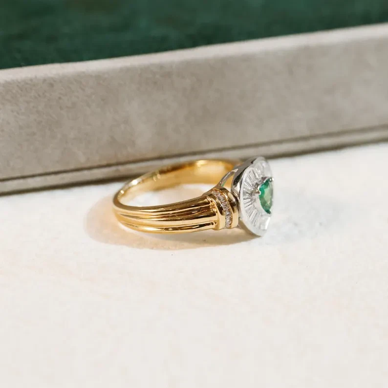 Precioso anillo de promesa enchapado en oro en dos tonos esmeralda simulada corte corazón de 2,36 quilates Foto 2 de 4