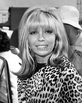 NANCY SINATRA SINGER AND ACTRESS - 8X10 PUBLICITY PHOTO (FB-389)