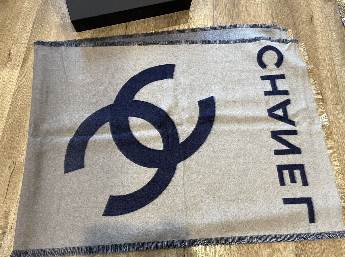 NIB NEW CHANEL CC Logo CASHMERE Navy blue Gradient REVERSIBLE
