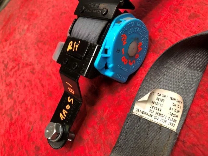 2010 三菱 Fuso FE180 二手 右握 内部乘客安全带 — 第 3/4 张图片