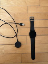 Samsung Galaxy Watch4 40mm nero cinturino gomma WearOS con scatola e carica