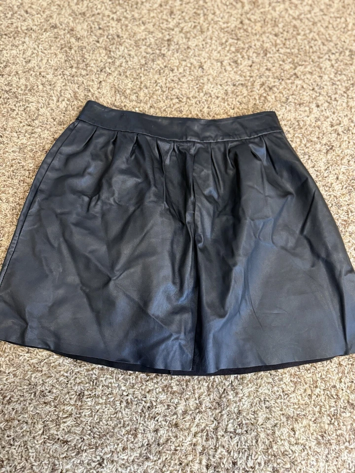 Falda Foward Aqua Negra Edgy Chic Plisada Mini Talla S Cuero Genuino Moda Foto 2 de 4