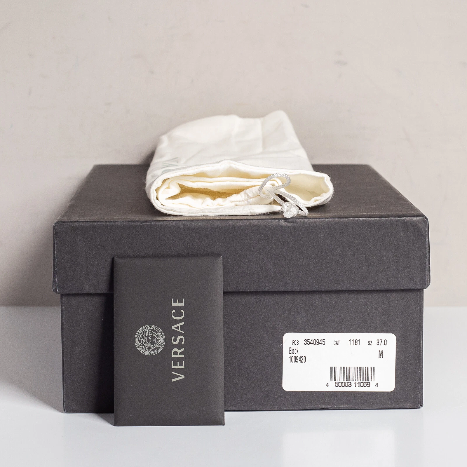 Sandali neri emblema oro Versace Medusa taglia 37 EU (7 US)