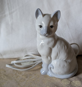 Vintage Ceramic White Cat Lamp Night Light 6.5" Tall