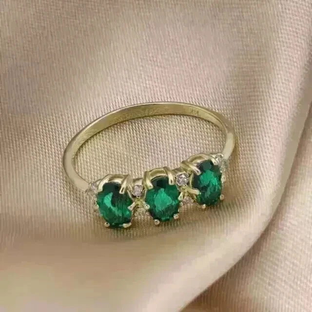 Alianza de boda de 3 piedras de corte ovalado de 3 quilates creada en laboratorio enchapada en oro amarillo de 14 quilates Foto 4 de 4