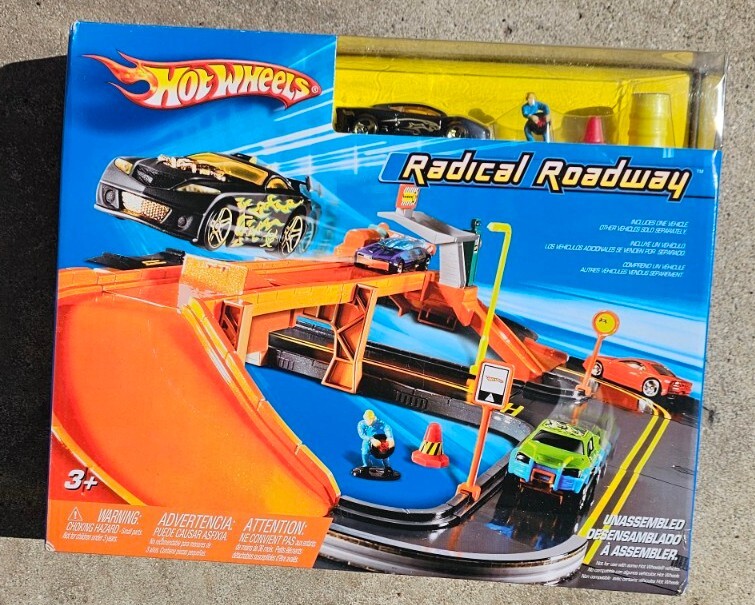 2004 HOT WHEELS Radical Roadway Set with Jaguar Car H6292 New in