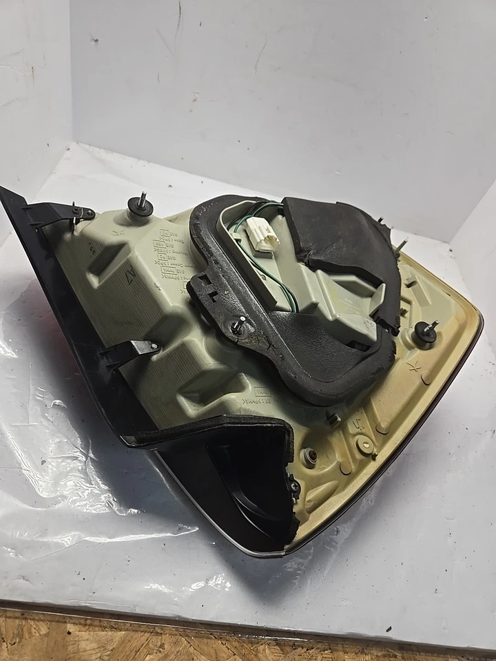 Infiniti M35 M45 2006 2007 luz trasera derecha del lado del pasajero luz de freno LED OEM Foto 3 de 4