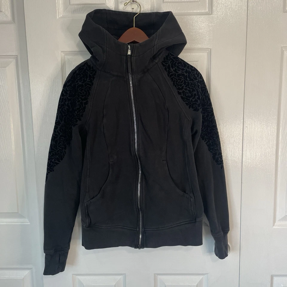 Sudadera con Capucha Lululemon Terciopelo Diseño Floral Buceo Cremallera. Talla 8. Foto 3 de 4