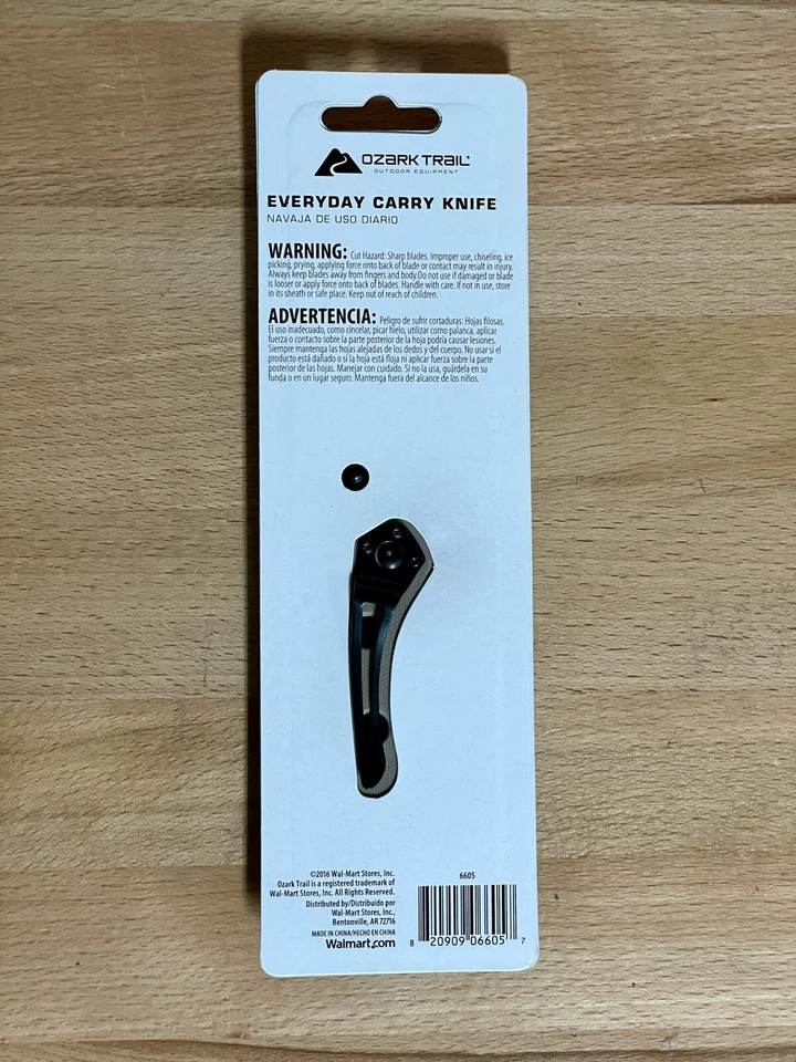 Navaja con clip de bolsillo Ozark Trail Outdoor Equipment de hoja recubierta de titanio de 3 pulgadas Foto 2 de 2