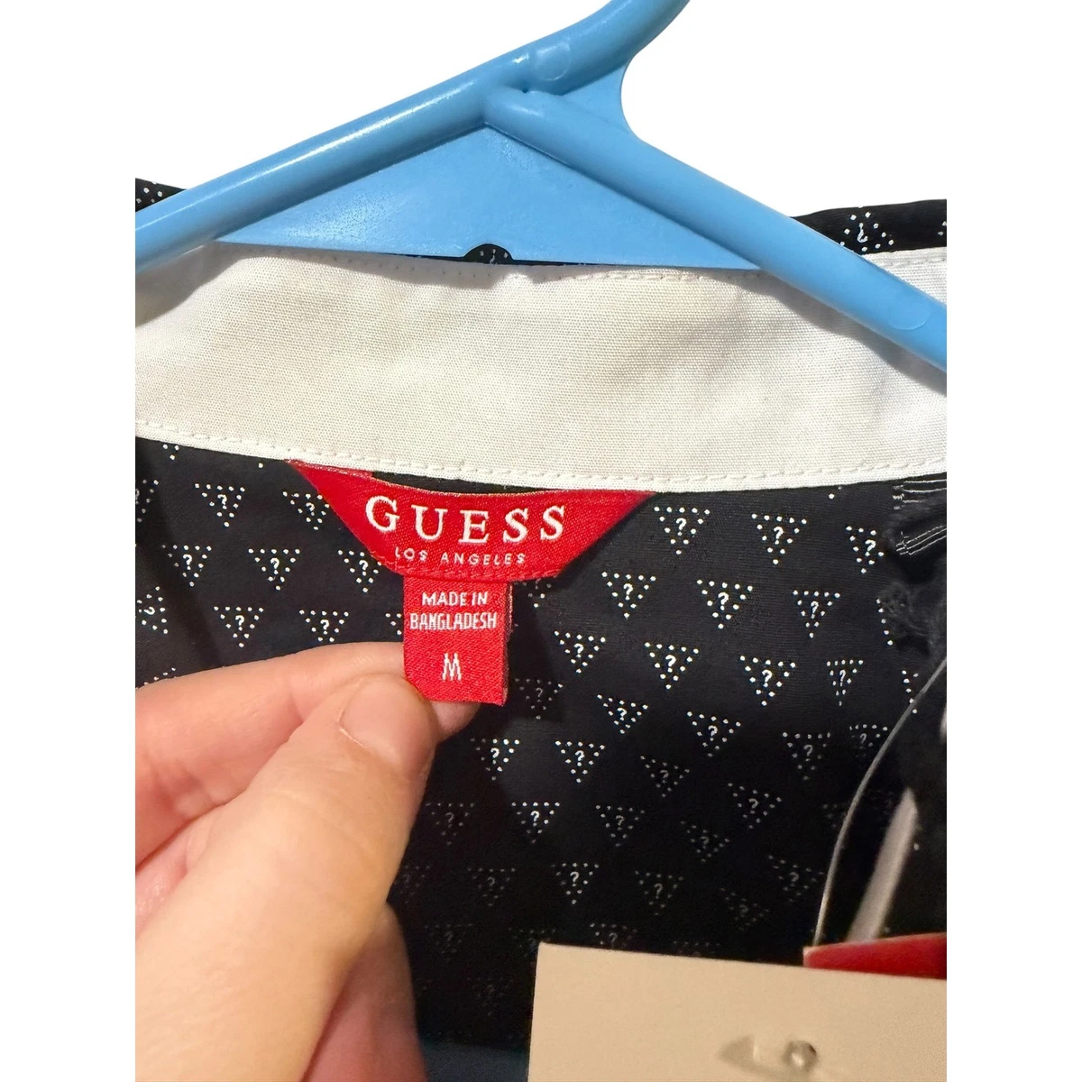 NUEVO CON ETIQUETAS Camisa Guess Talla Mediana Negro Jet Estampado Triángulo Calce Ajustado
