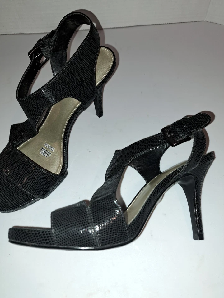 Zapatos de tacón de aguja East 5th Jackie negros con textura y tiras para mujer 8 Foto 2 de 4