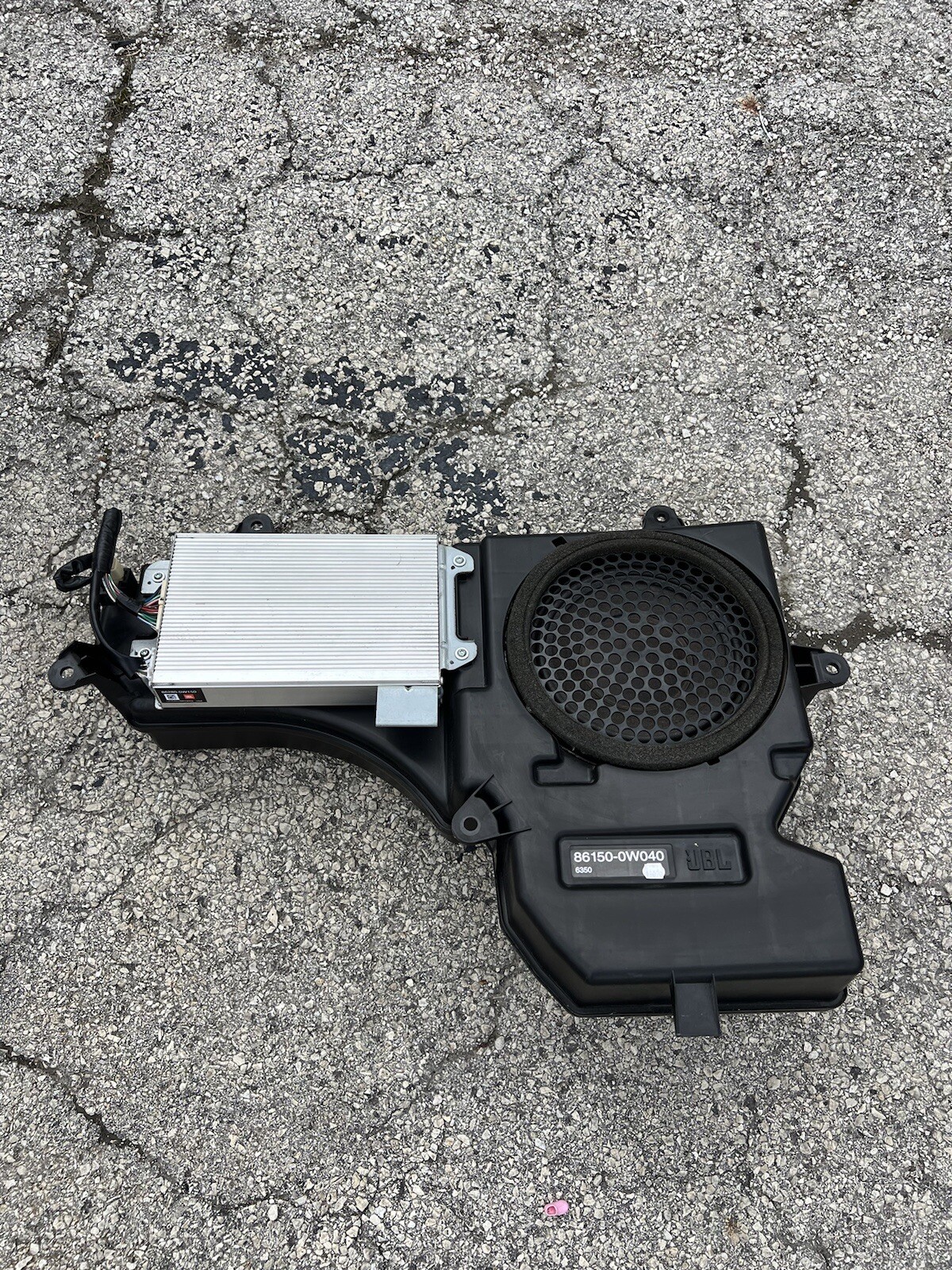 20032009 Toyota 4RUNNER JBL Amplifier & Subwoofer Assembly Set 86150