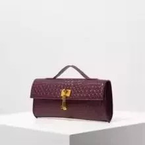 Bolso De Mano Burdeos Efecto Pitón Con Cierre Dorado Elegante BS58988