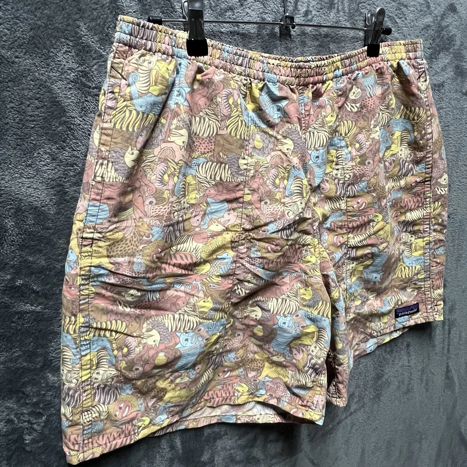 Patagonia Animal Print Elastic Waist Men’s Baggies Shorts Size Large - Image 4 of 4