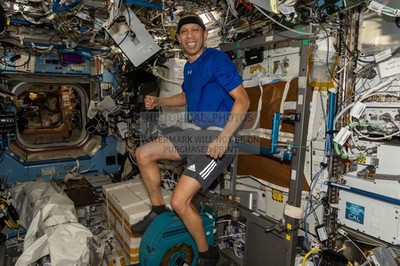 ASTRONAUT CHRIS WILLIAMS ON EXERCISE CYCLE INSIDE DESTINY LAB 4X6 PHOTO