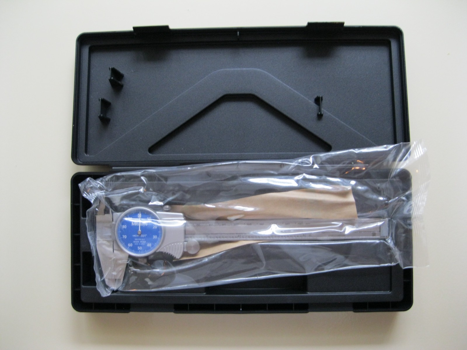 Mitutoyo 0-6 inch dial caliper, blue face, (505-742-51J) NEW.