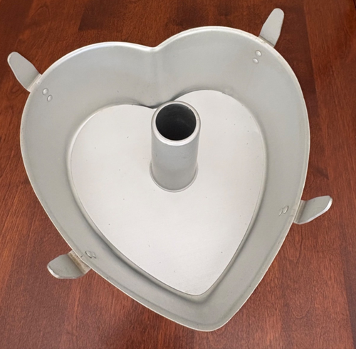 WILTON 2105-6509 2-Pc Heart Shape Aluminum Angel Food Cake Pan - Picture 2 of 5