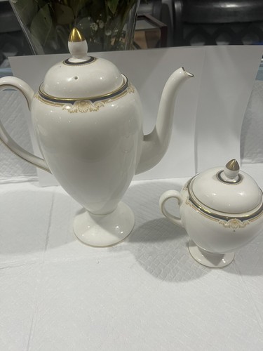 Wedgwood Cavendish R4680 10 1/2” Tall Coffee Pot With Sugar Bowl - Picture 5 of 12