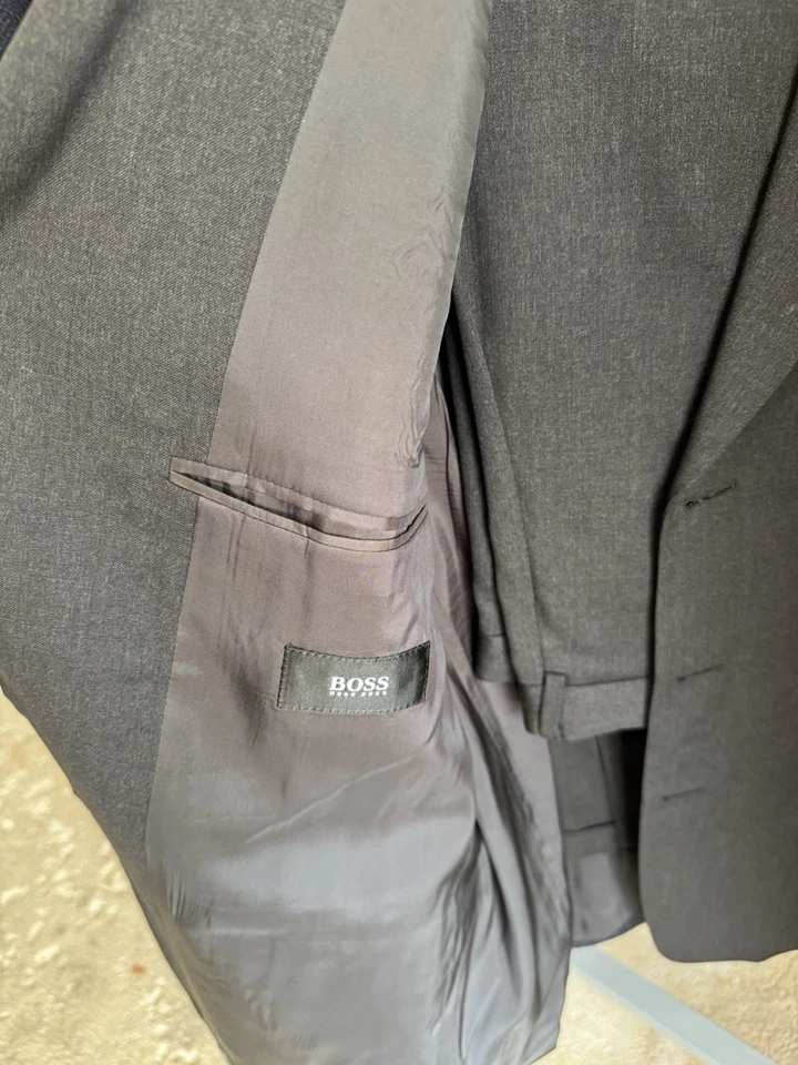 Juego de cuatro trajes/blazers HUGO BOSS en varias tallas/tonos de azul y gris. Foto 2 de 4