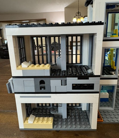 Lego 60141 City Police Station - Complete with minifigs & Instructions