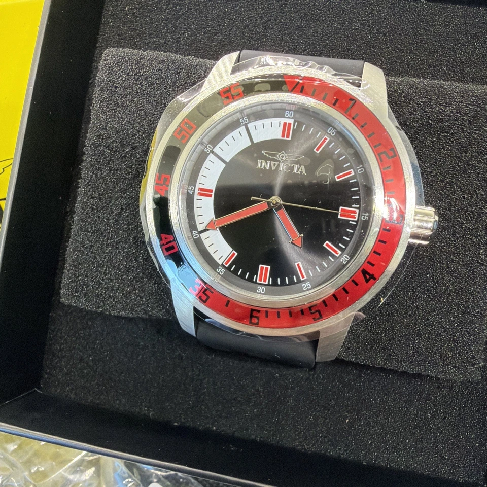 Reloj con correa de silicona Invicta 12845 Specialty cuarzo 45 mm esfera roja y negra para hombre Foto 2 de 4