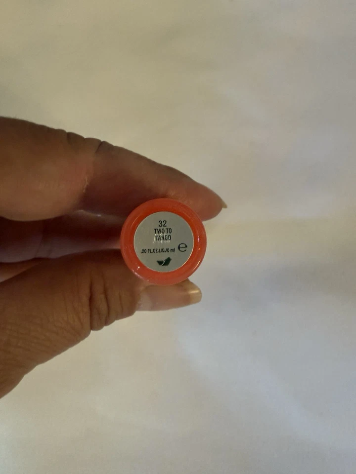 Brillo de larga duración Clinique. Color y fórmula descontinuados en dos para tango Foto 2 de 2