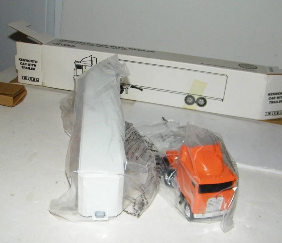 Remolque ERTL 1:64 FUNDIDO A PRESIÓN KENWORTH TRACTOR VICTOR PRODUCTOS DE RECREACIÓN NUEVO en caja Foto 3 de 4